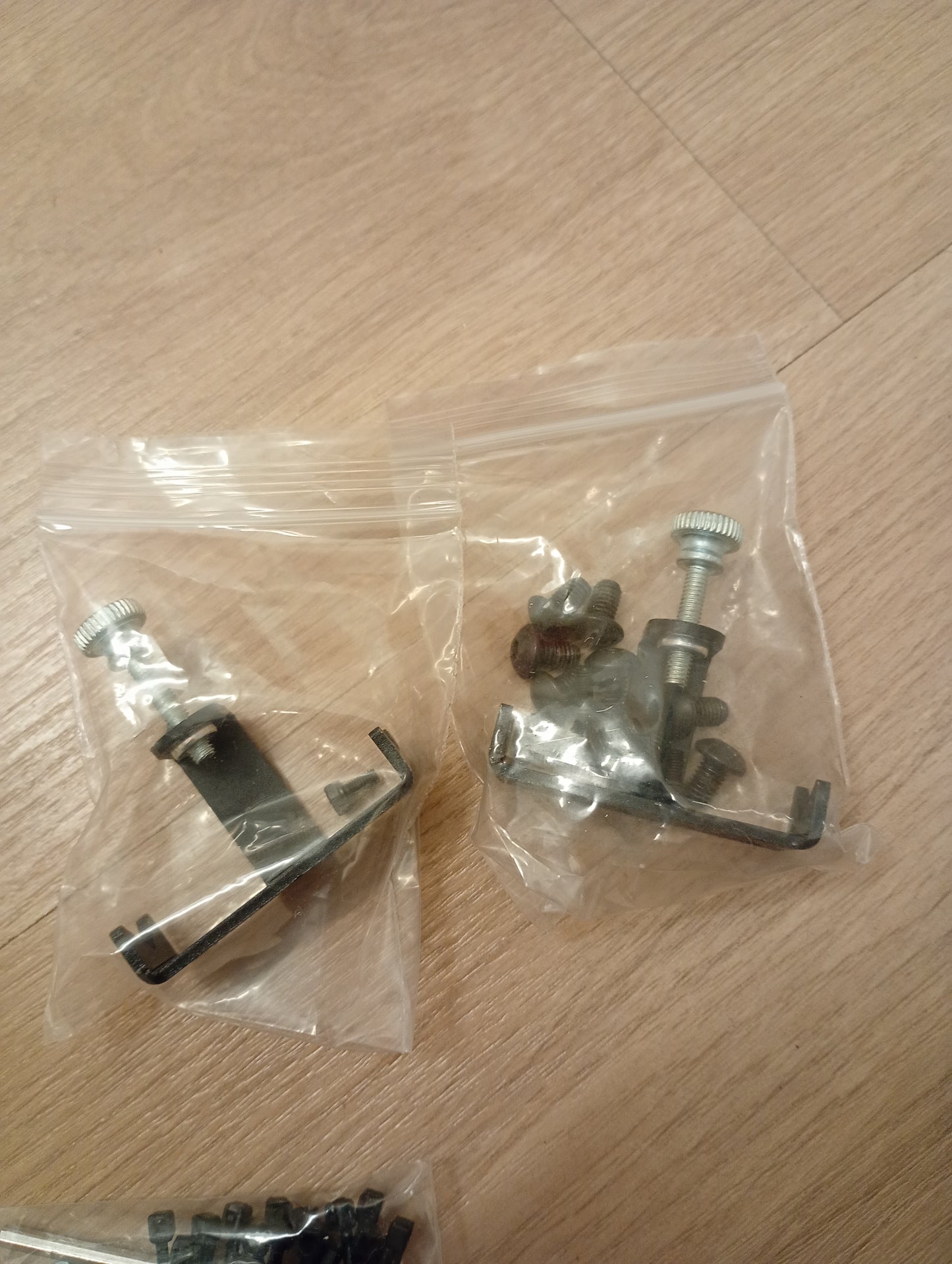 ユニバーサルペンホルダー – 垂直および斜めの取り付け角度を調整可能