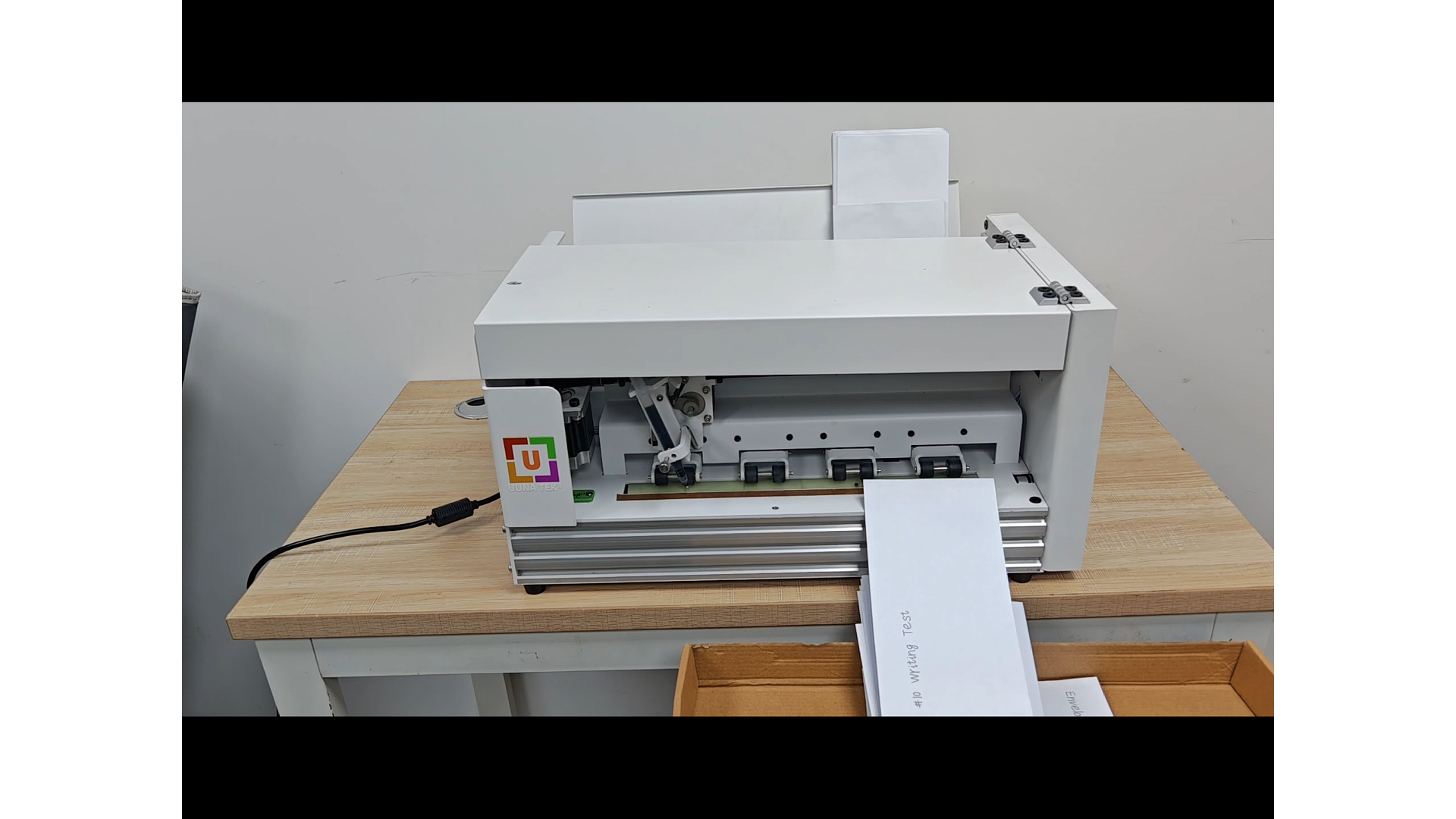 UUNA TEK® iAuto Plus - フィーダー付き手書き機/自動署名機/手紙用手書き機/自動筆記機、一度に最大210通の手紙と80枚の封筒を書ける