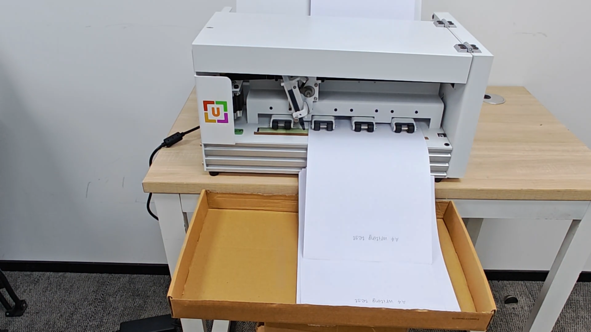 UUNA TEK® iAuto Plus - フィーダー付き手書き機/自動署名機/手紙用手書き機/自動筆記機、一度に最大210通の手紙と80枚の封筒を書ける