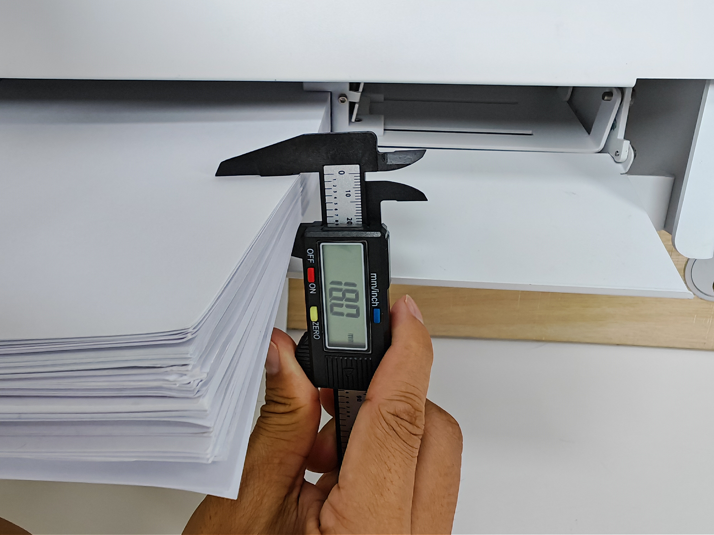 UUNA TEK® iAuto Plus - フィーダー付き手書き機/自動署名機/手紙用手書き機/自動筆記機、一度に最大210通の手紙と80枚の封筒を書ける