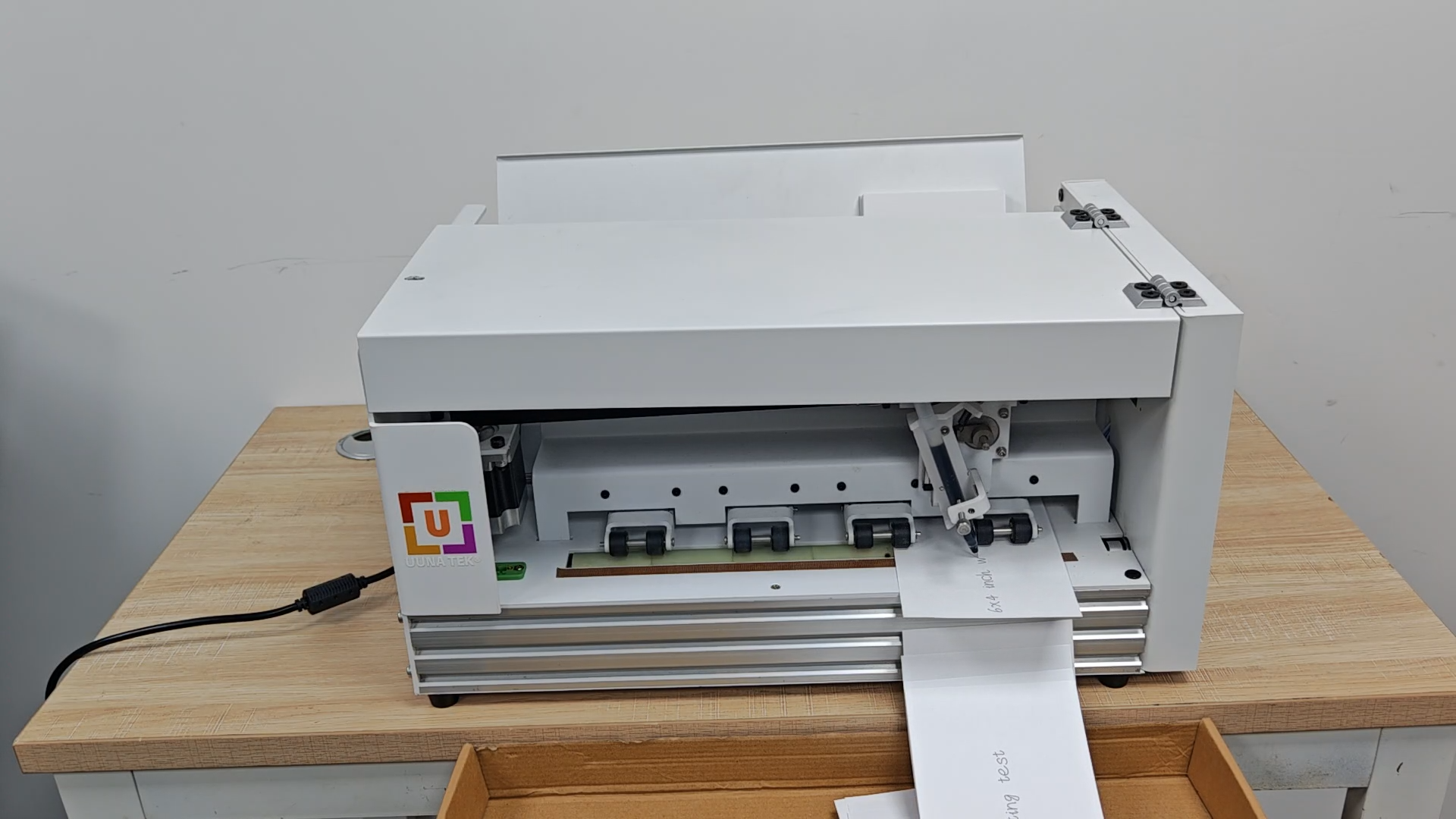 UUNA TEK® iAuto Plus - フィーダー付き手書き機/自動署名機/手紙用手書き機/自動筆記機、一度に最大210通の手紙と80枚の封筒を書ける