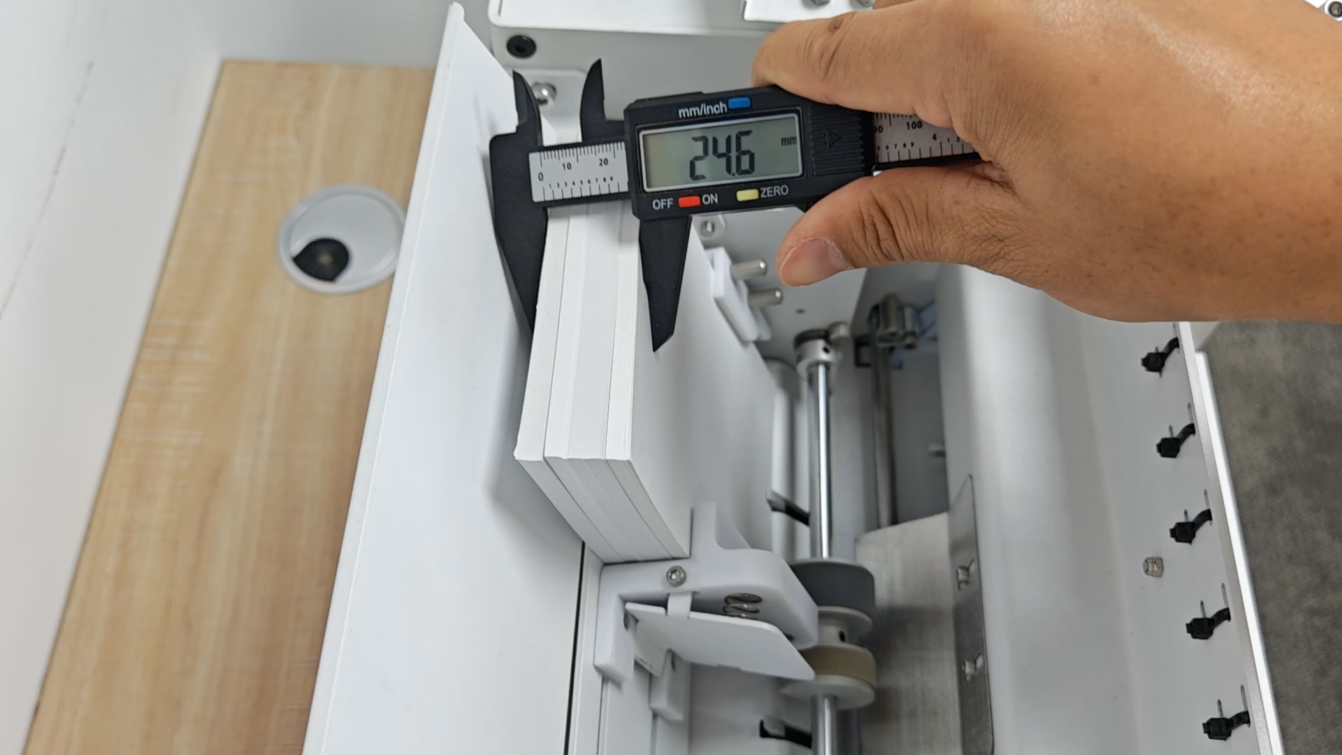 UUNA TEK® iAuto Plus - フィーダー付き手書き機/自動署名機/手紙用手書き機/自動筆記機、一度に最大210通の手紙と80枚の封筒を書ける