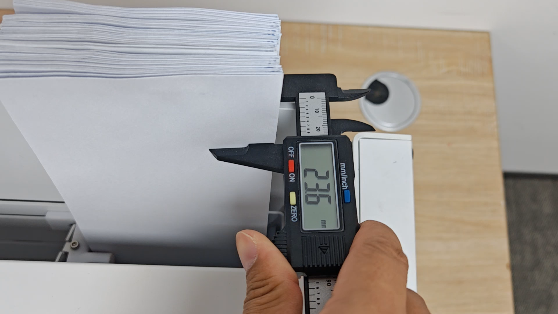 UUNA TEK® iAuto Plus - フィーダー付き手書き機/自動署名機/手紙用手書き機/自動筆記機、一度に最大210通の手紙と80枚の封筒を書ける