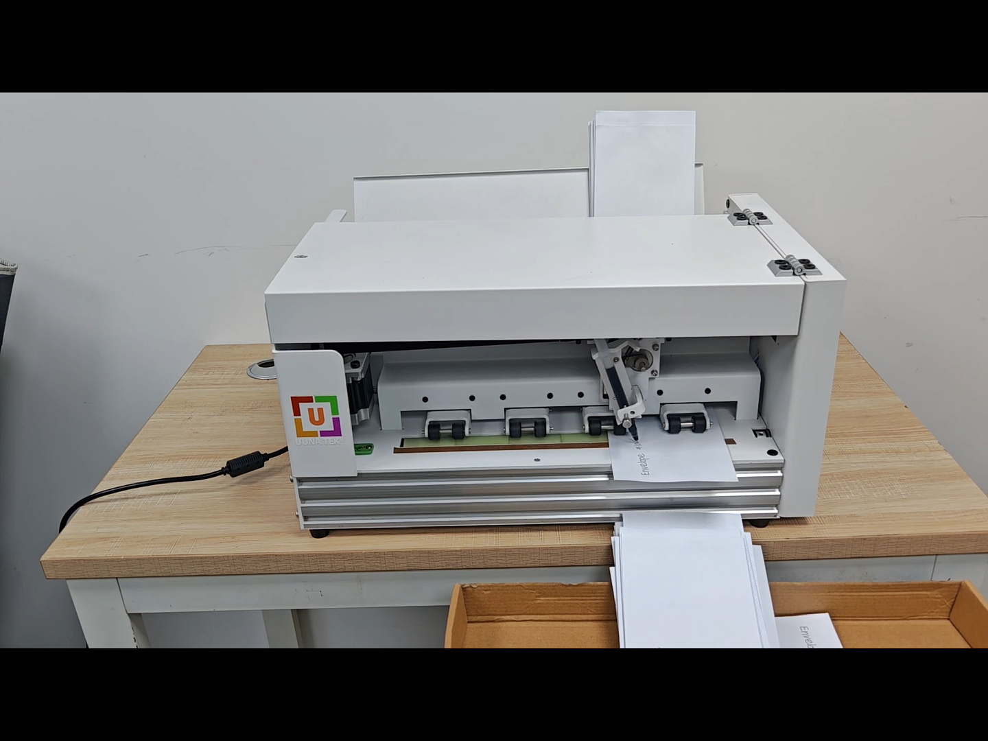 UUNA TEK® iAuto Plus - フィーダー付き手書き機/自動署名機/手紙用手書き機/自動筆記機、一度に最大210通の手紙と80枚の封筒を書ける