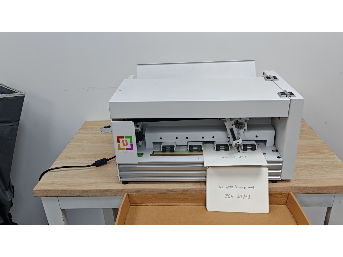 UUNA TEK® iAuto Plus - フィーダー付き手書き機/自動署名機/手紙用手書き機/自動筆記機、一度に最大210通の手紙と80枚の封筒を書ける