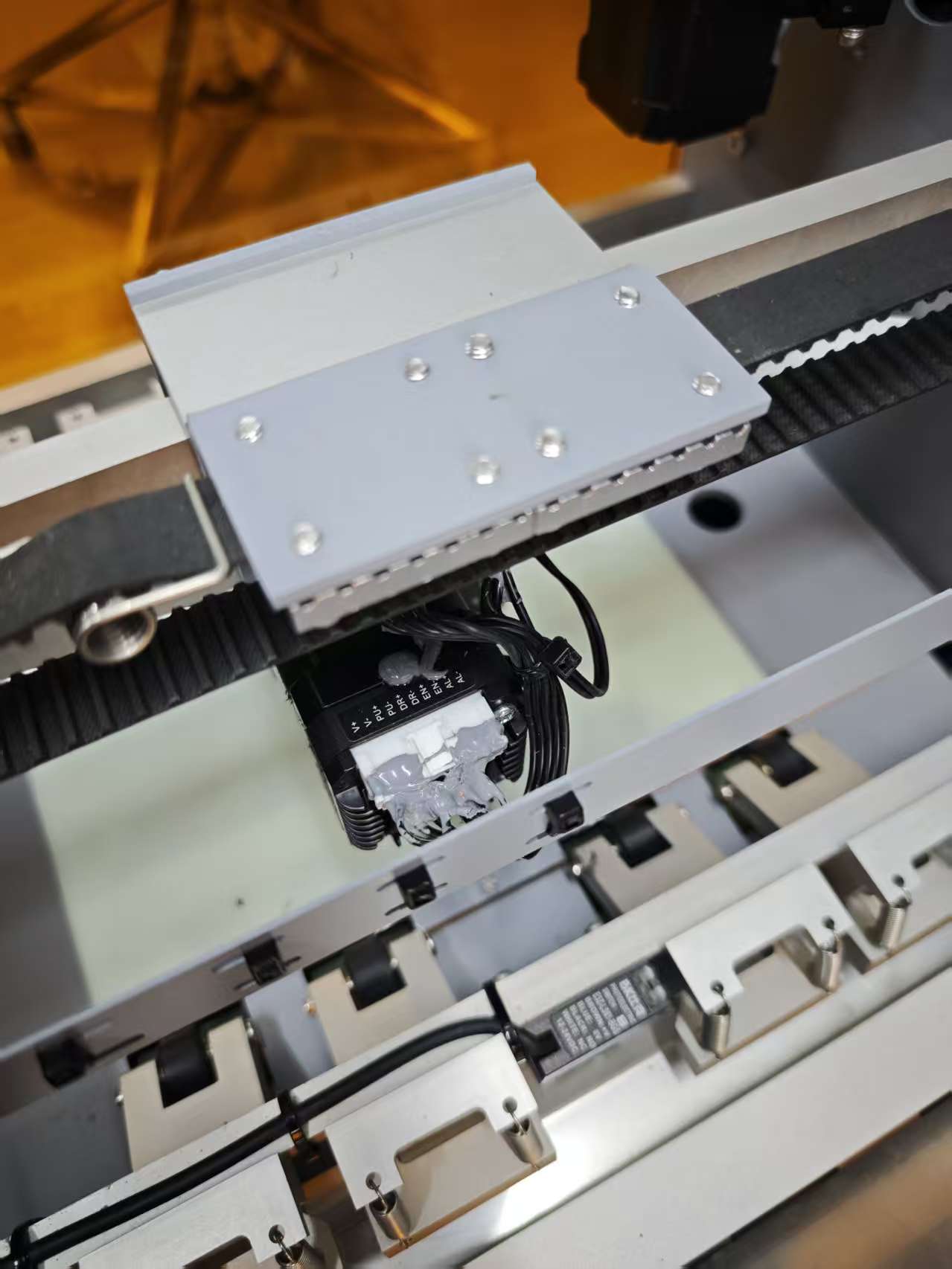 UUNA TEK® iAuto Premiumシリーズ – 世界最大容量の自動筆記機 | 1回の筆記で最大2,400通の手紙または700枚の封筒を筆記可能 | プレミアムモデルとプレミアムウルトラモデル