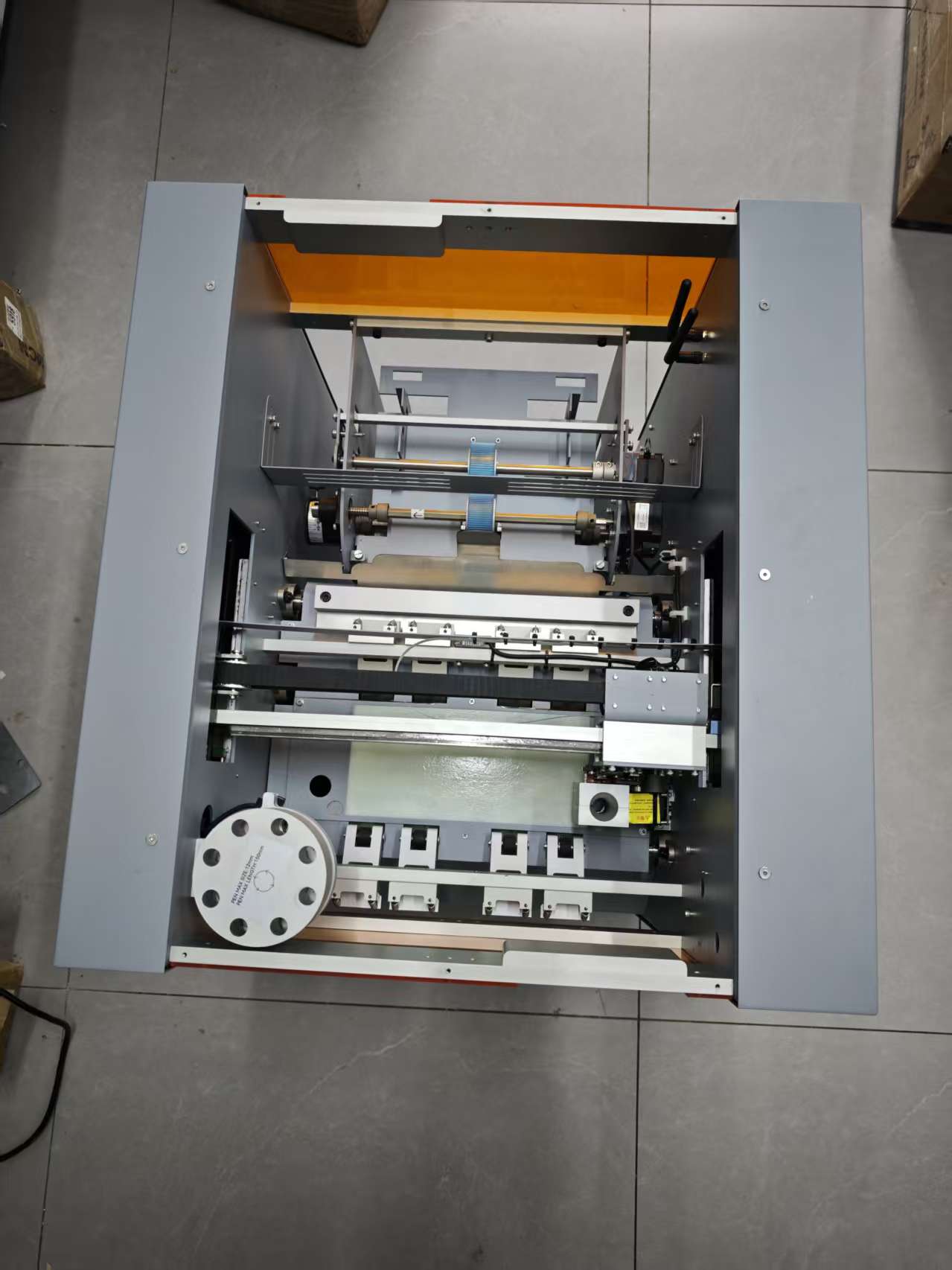 UUNA TEK® iAuto Premiumシリーズ – 世界最大容量の自動筆記機 | 1回の筆記で最大2,400通の手紙または700枚の封筒を筆記可能 | プレミアムモデルとプレミアムウルトラモデル