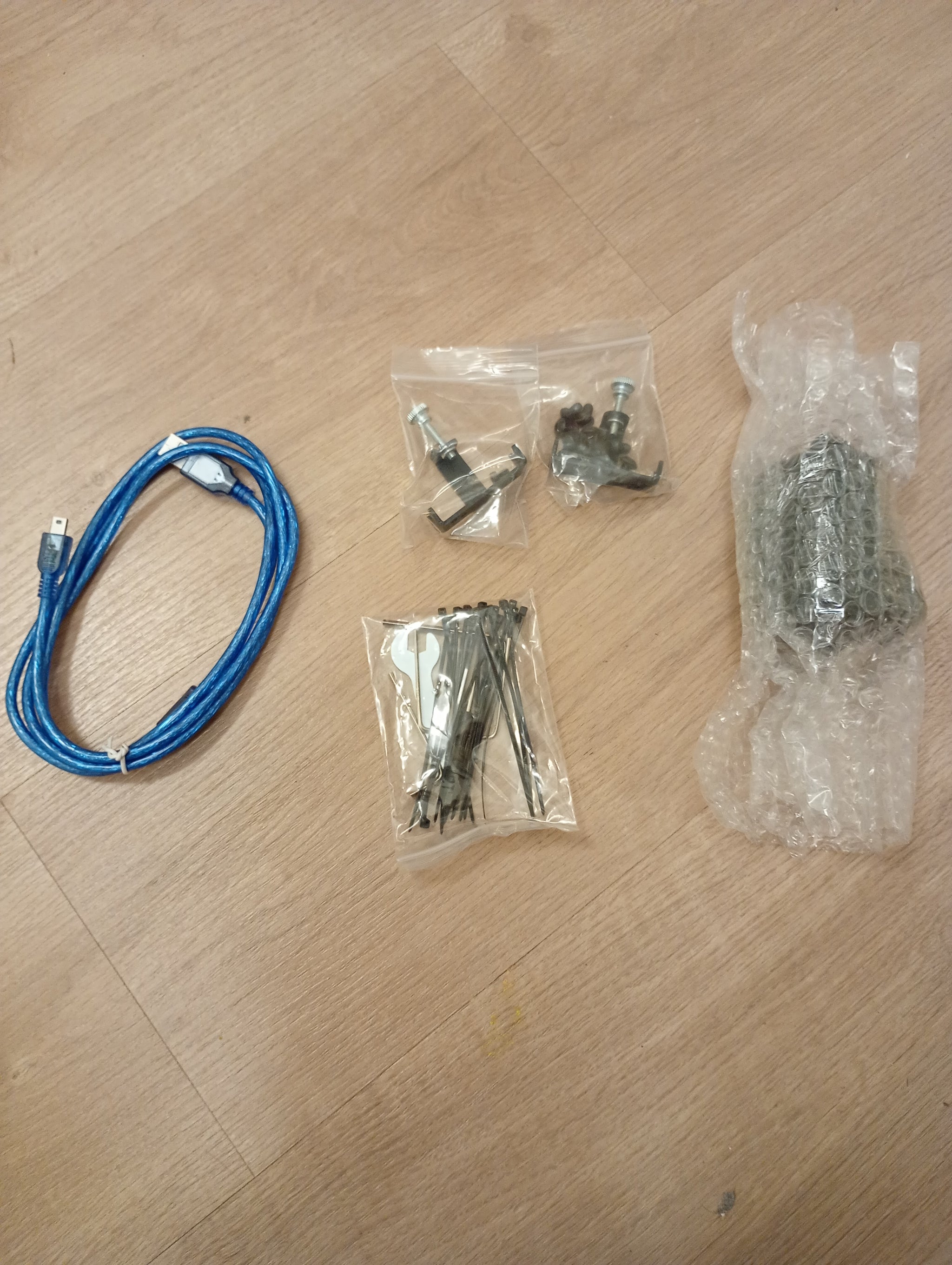 ユニバーサルペンホルダー – 垂直および斜めの取り付け角度を調整可能