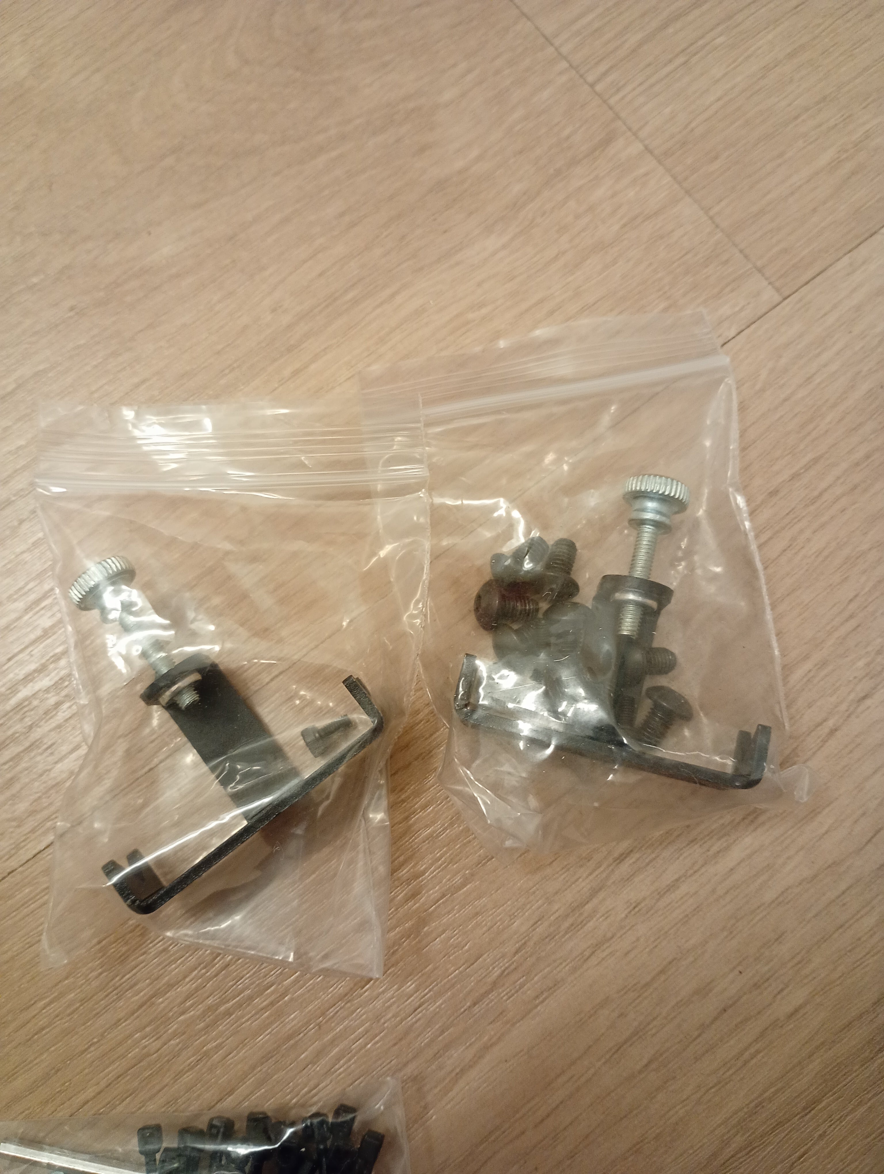 ユニバーサルペンホルダー – 垂直および斜めの取り付け角度を調整可能